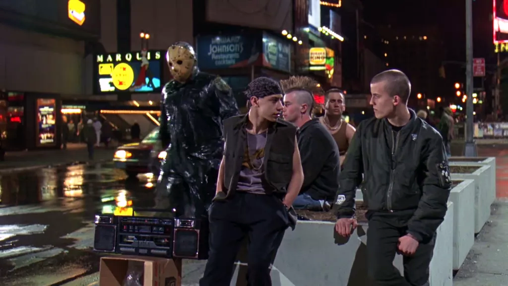 Jason Voorhees in "Venerdì 13 parte VIII - Incubo a Manhattan". Lo skinhead è interpretato da Daryl Kahan