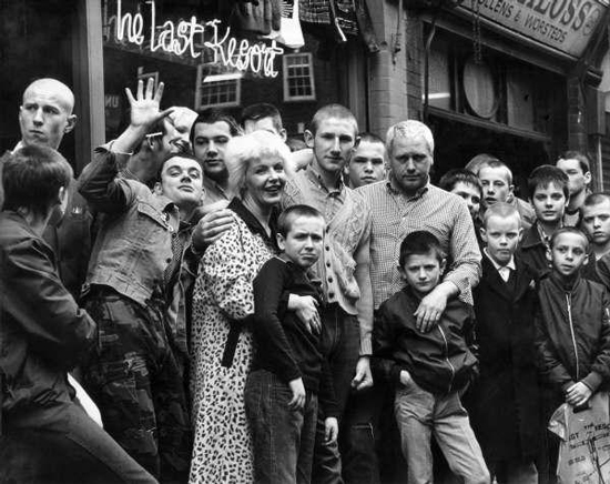 Margaret e Micky French di fronte al proprio negozio con alcuni skinhead