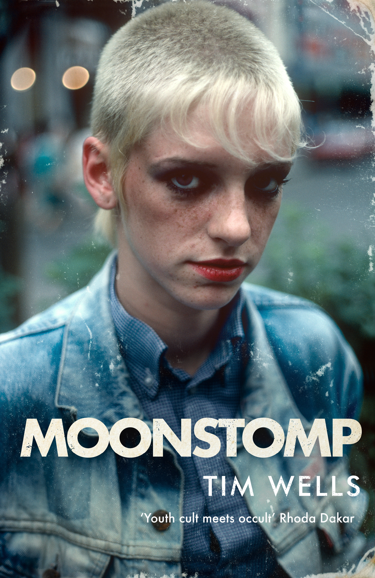 Il libro pulp horror di Tim Wells, "Moonstomp", con una skingirl in copertina