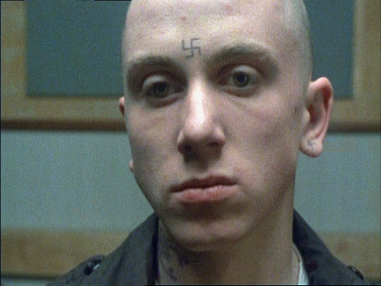 Tim Roth interpreta Trevor, lo skinhead white power protagonista del film
