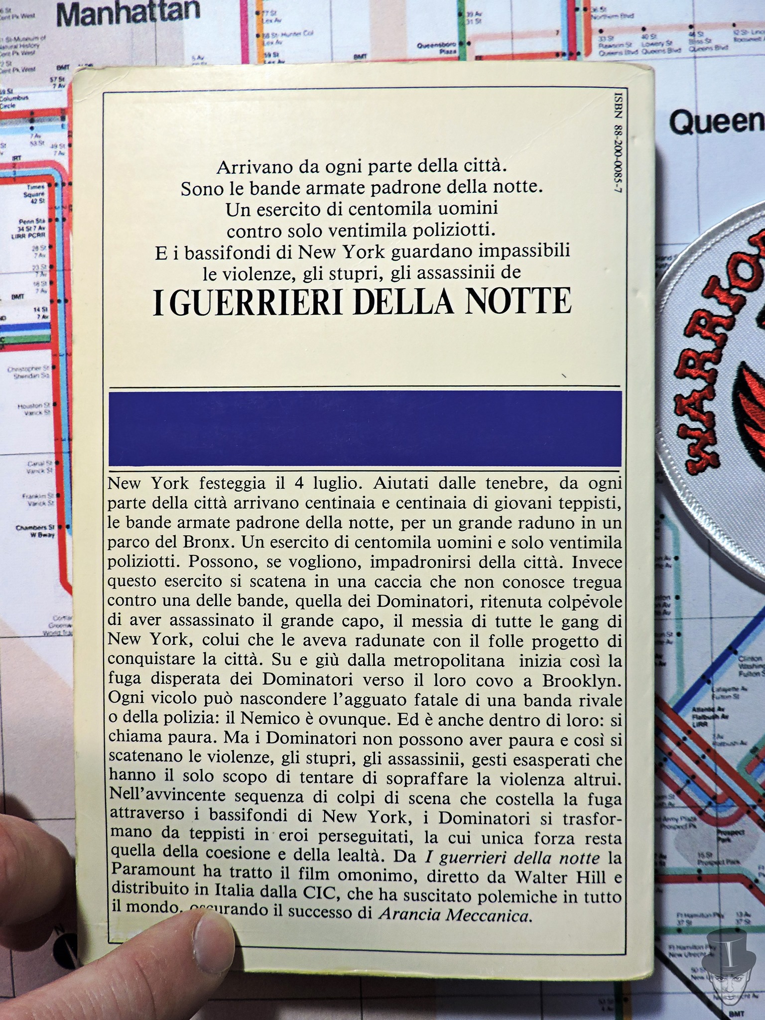 Il retrocopertina del romanzo "I guerrieri della notte" (The Warriors)