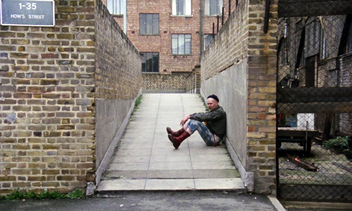 Gary Oldman interpreta uno skinhead nel film Meantime (1983) di Mike Leigh