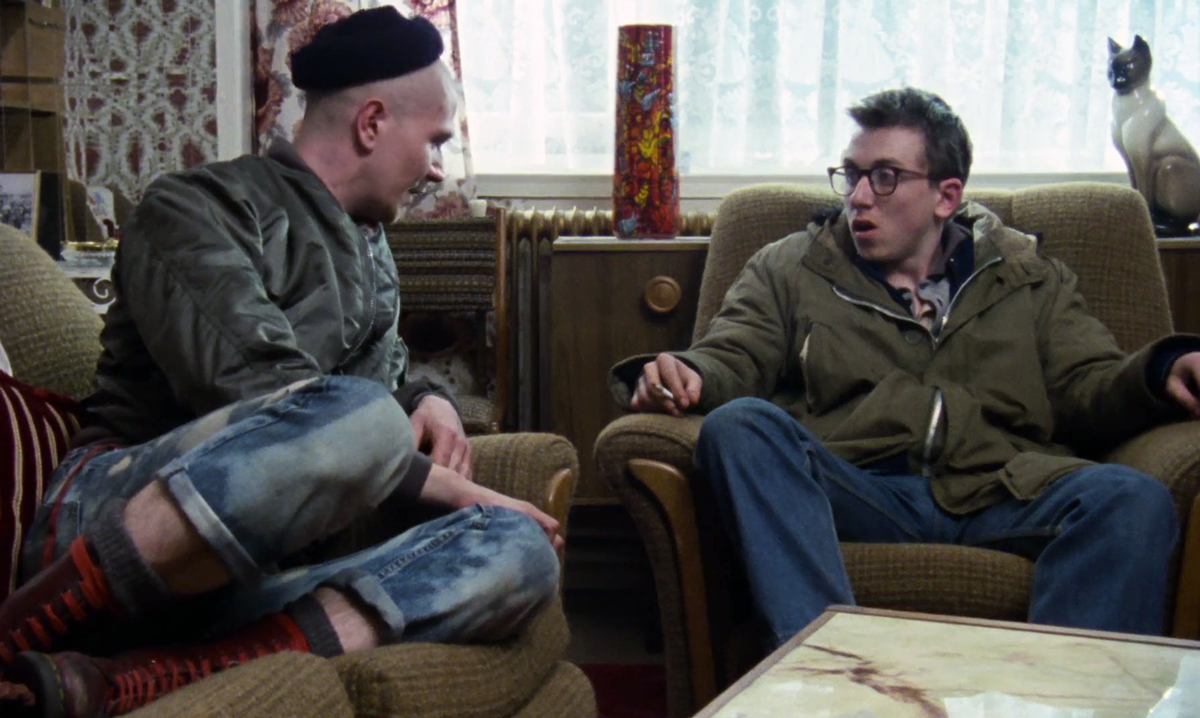 Gary Oldman in versione skinhead e Tim Roth nel film Meantime (1983)