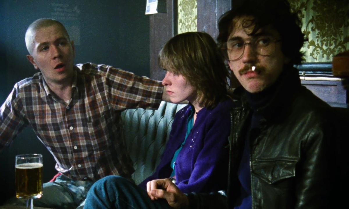 Gary Oldman e Phil Daniels in una delle scene girate nel pub