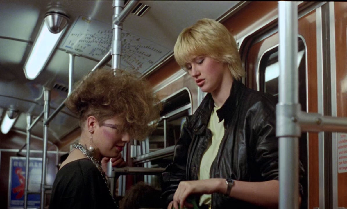 Comparse new wave e goth nella metropolitana di Berlino