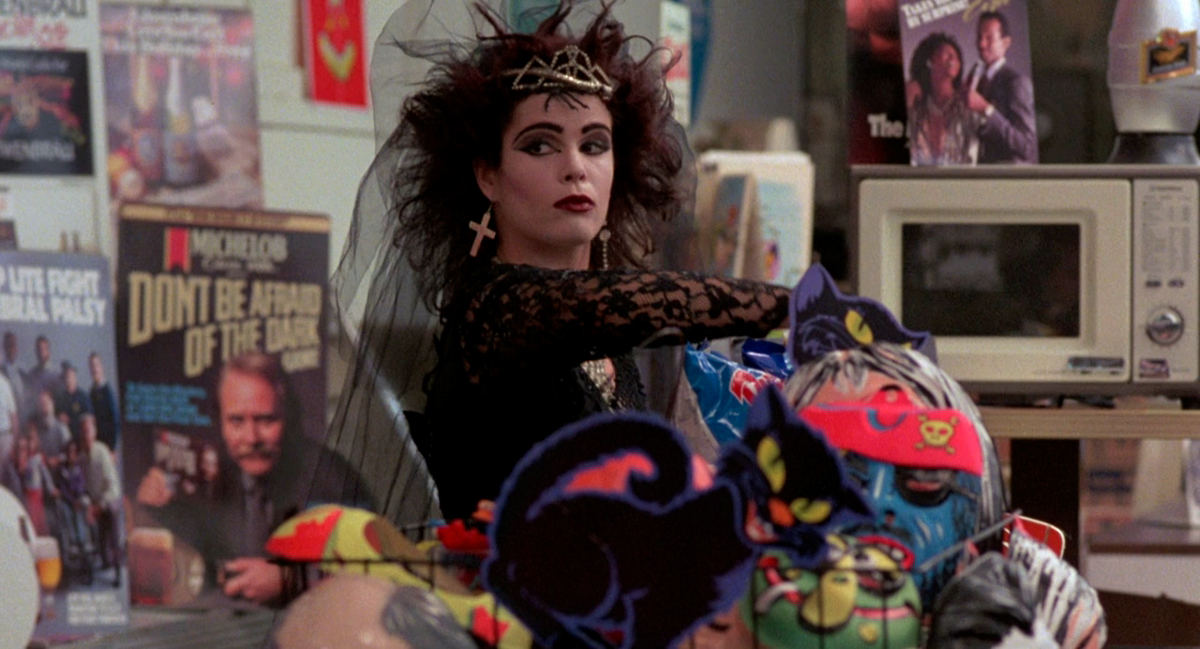 Film horror con personaggi goth: La notte dei demoni (1988)