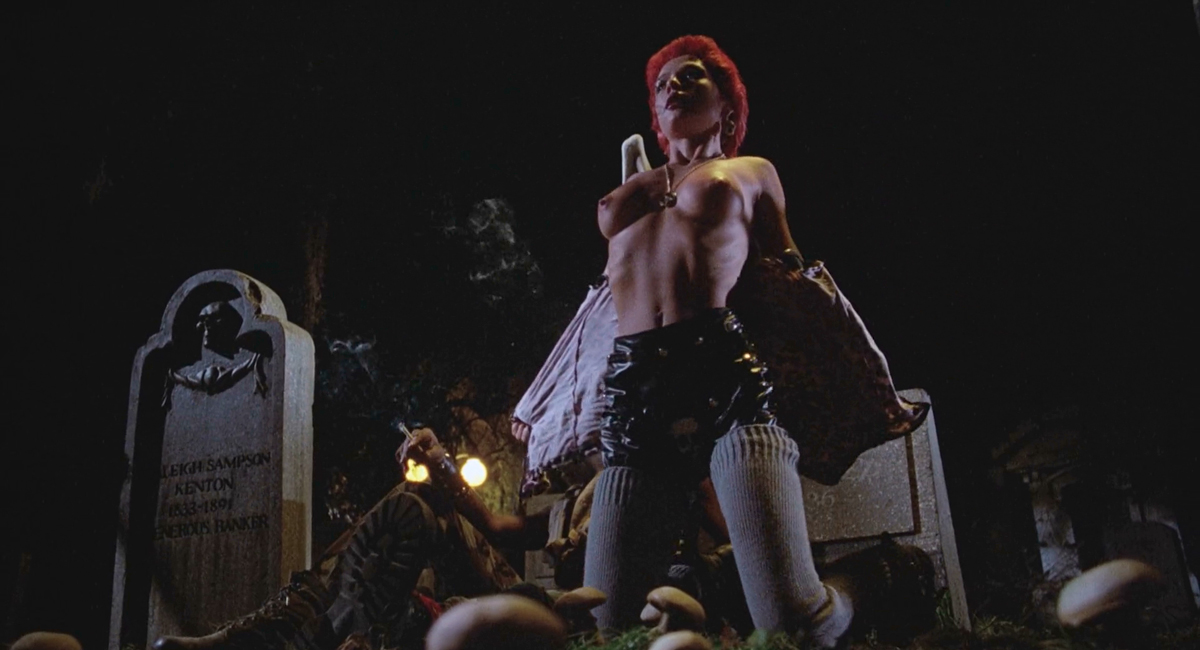 Linnea Quigley nel film punk horror Il ritorno dei morti viventi (1985)